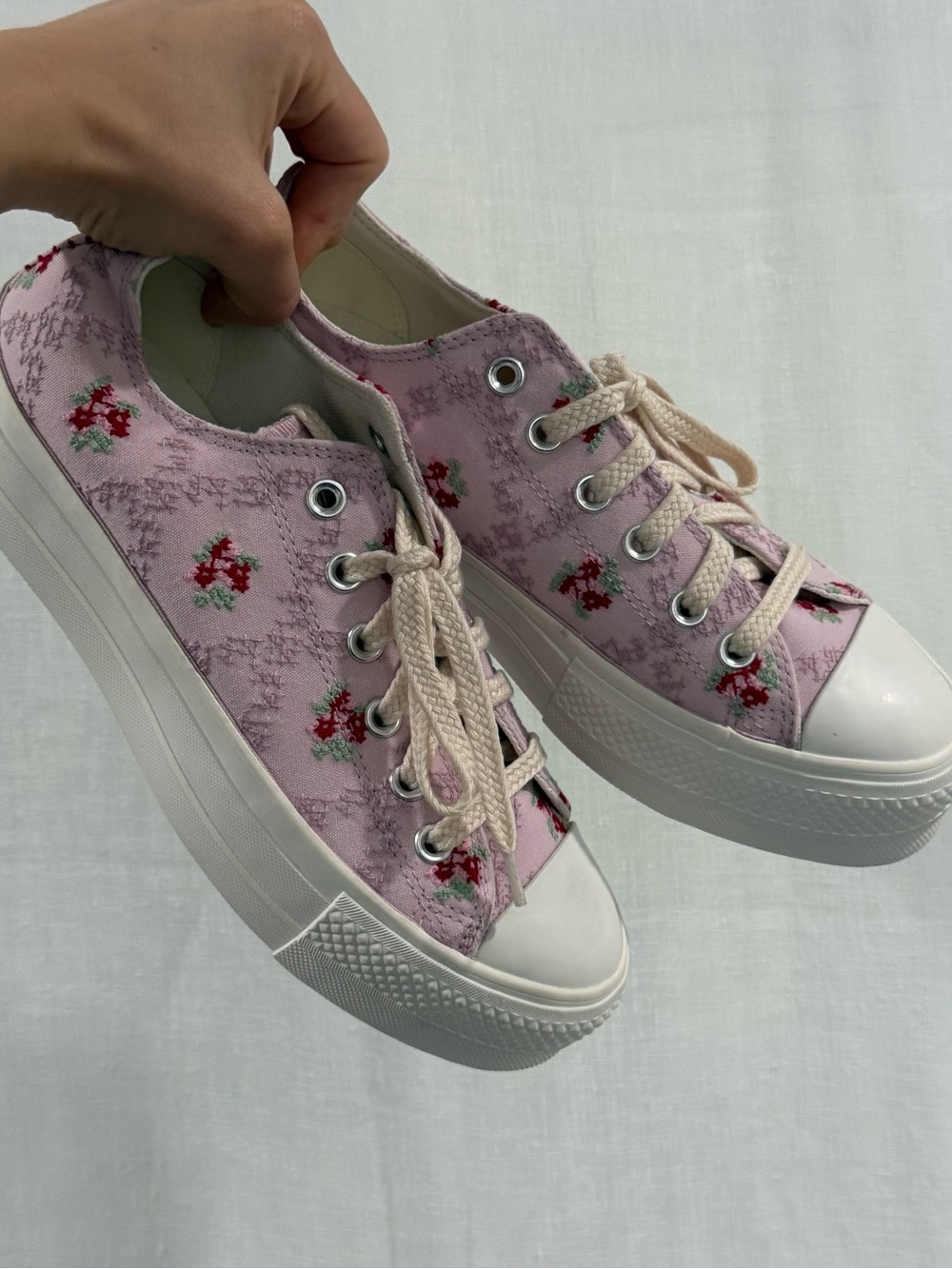 Converse Chuck Taylor All Star Lift Platform Low “Cross Stitch Roses” Women’s 8